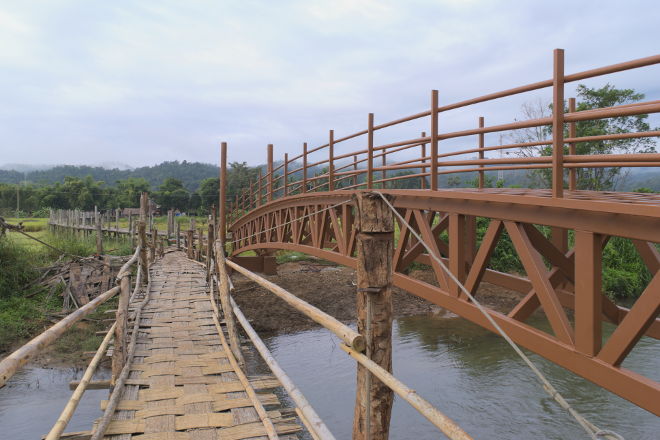 Su Tong Pae Bridge of steel