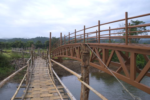 Su Tong Pae Bridge of steel