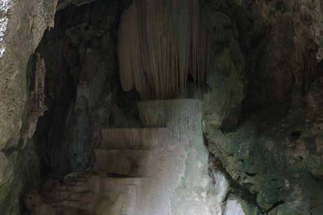 Rimstone og flowstone i Tham Phraya Nakhon