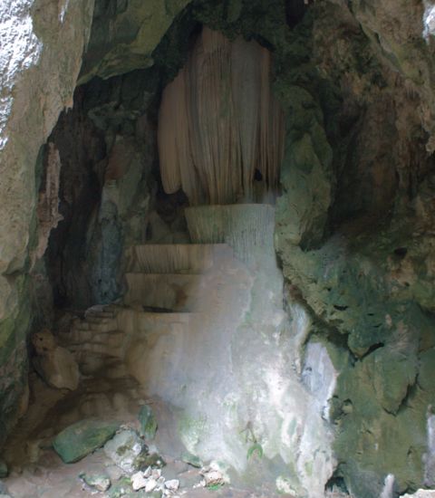 Rimstone og flowstone i Tham Phraya Nakhon